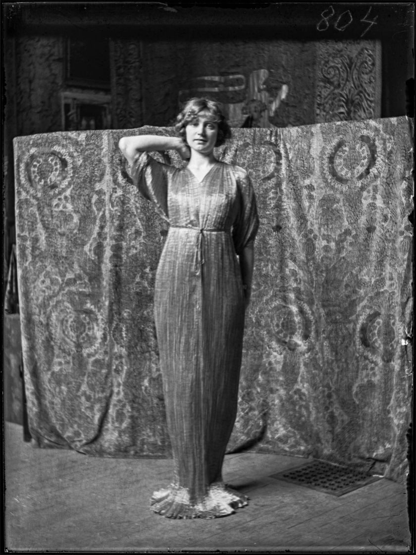 23- Modèle en robe Delphos, 1920