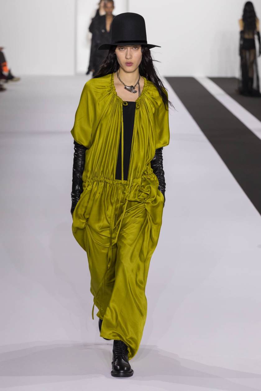 Ann Demeulemeester
Ready To Wear Fall Winter 2019 Collection
Paris Fashion Week
